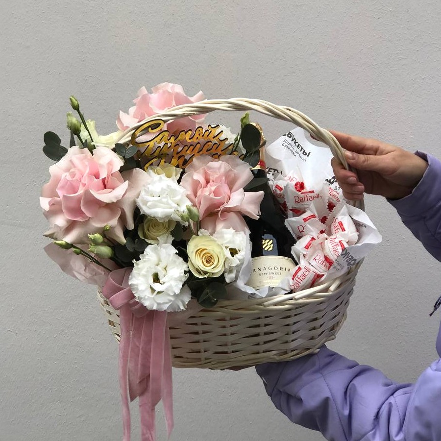 Подарочная корзина с цветами и рафаэлло