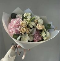 Гортензия и кустовые розы