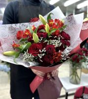 Сборный букет из розы, лилии и альстромерии