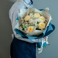 Букет из садовых розы Кендилайт с альстромерией