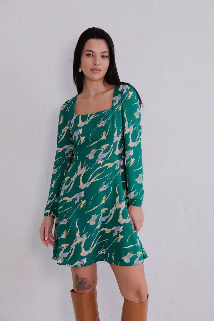 11399 Платье с вырезом "каре" зелёное с принтом (остаток: 48)