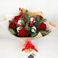 Зимний букет с нобилисом , розами и ягодами