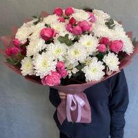 Букет из пионовидных роз и хризантем