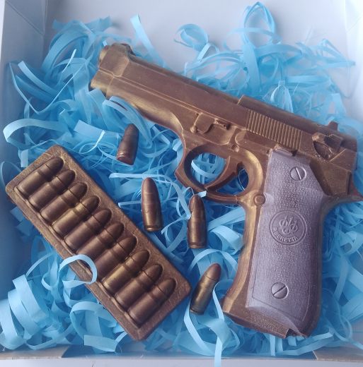 Шоколадный пистолет с обоймой и пулями