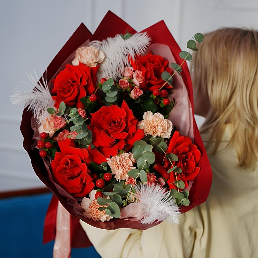 Букет "Самой любимой" в красных тонах с алыми французскими розами