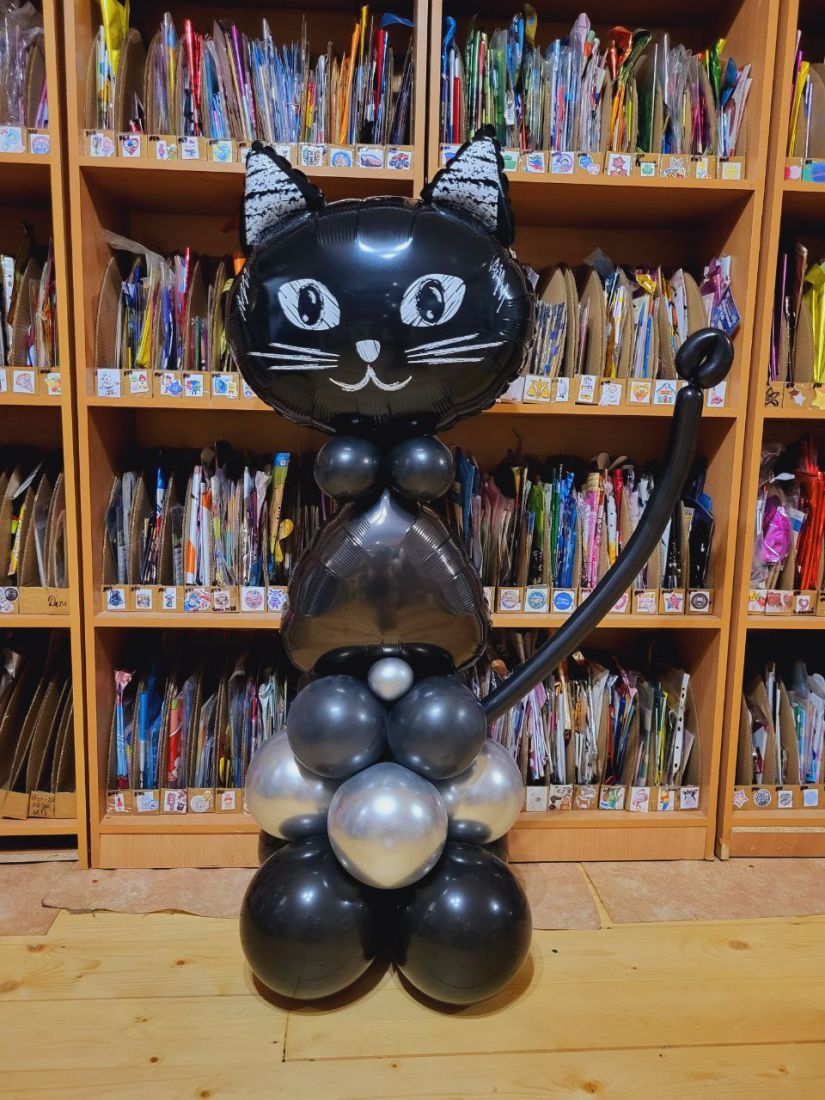 Кошка чёрная большая - фигура из воздушных шаров