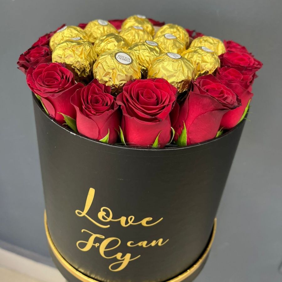 Шляпная коробка из роз с конфетами