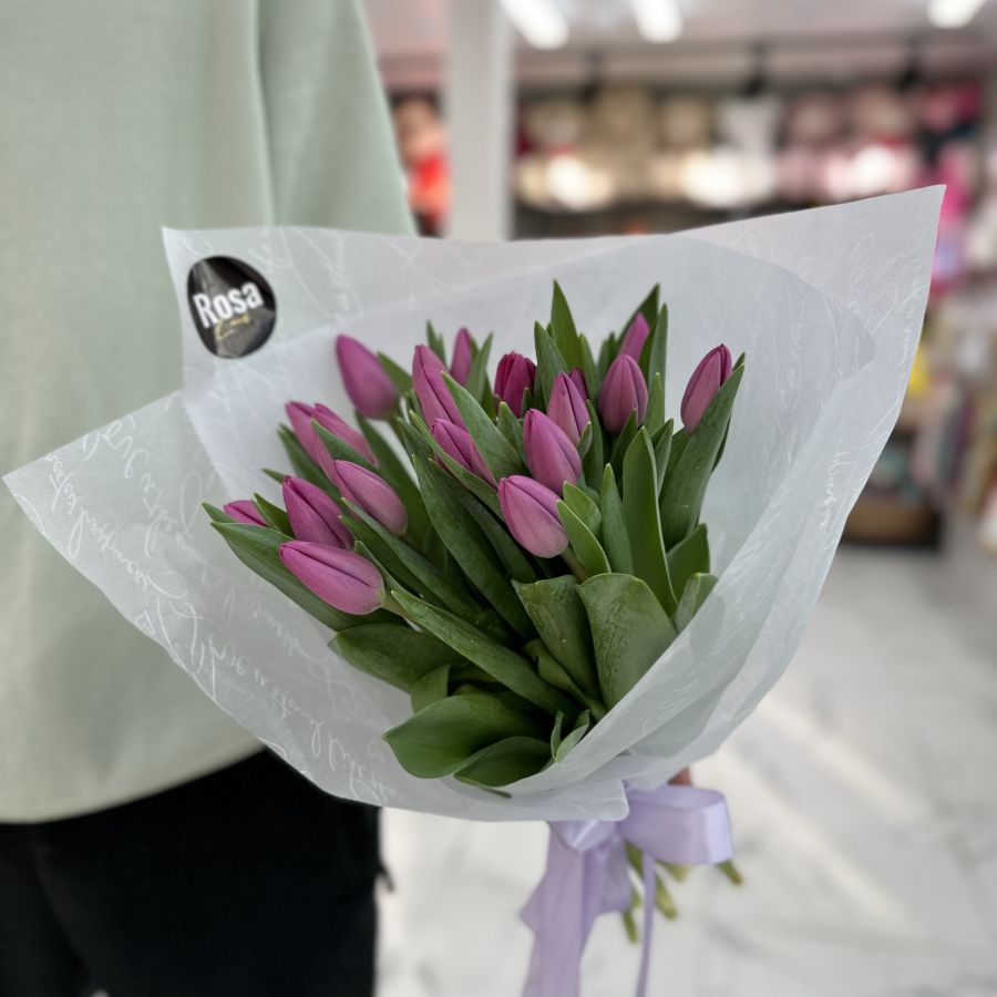 Нежный букет из 19 тюльпанов