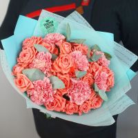 Мятный букет с диантусом и кустовой розой