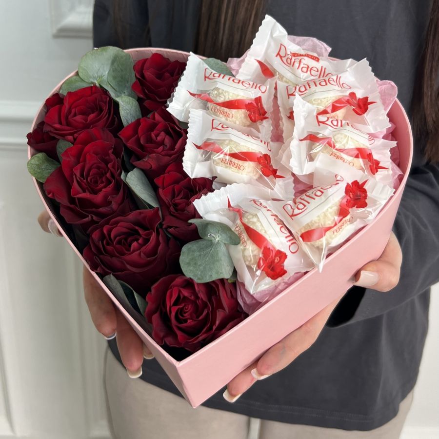 Коробка-сердце с красными розами и Рафаэлло