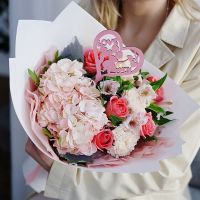 Авторский букет-комплимент с коралловыми розами и топпером «Love you»