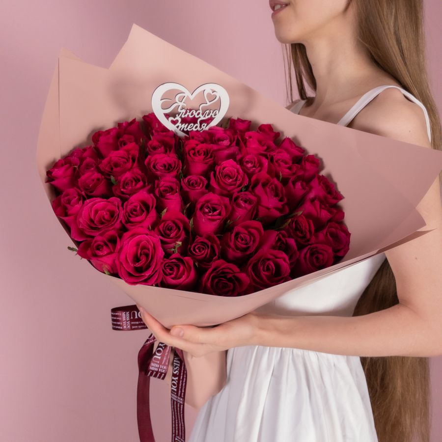 Букет из 51 малиновой розы с топпером «Я люблю тебя»