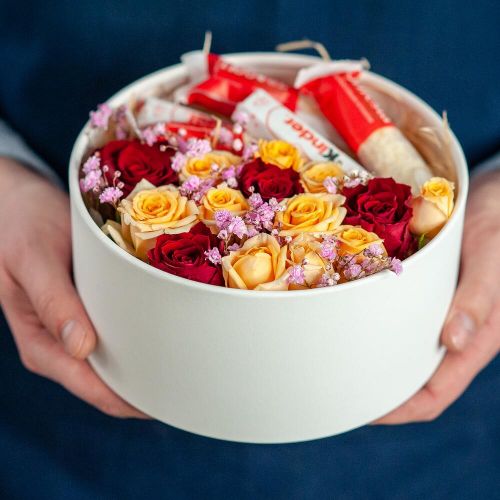 Коробочка c цветами и конфетами