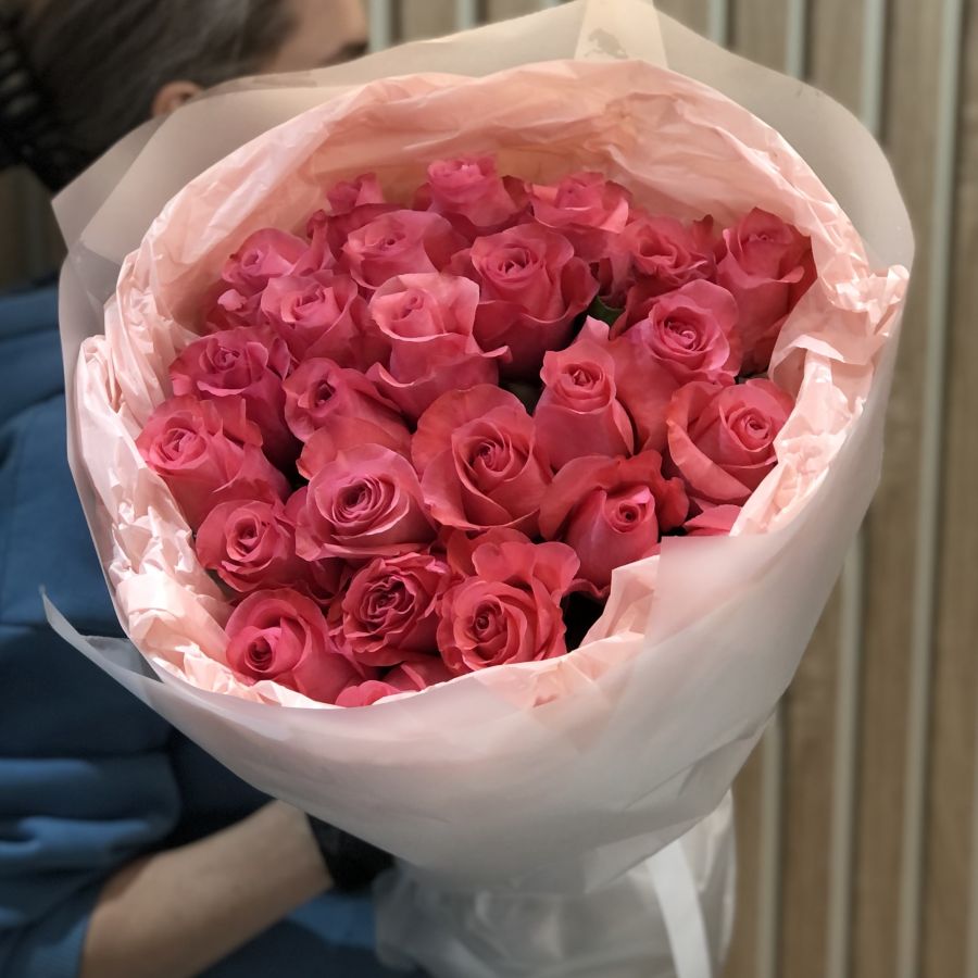 25 розовых роз в стильной упаковке