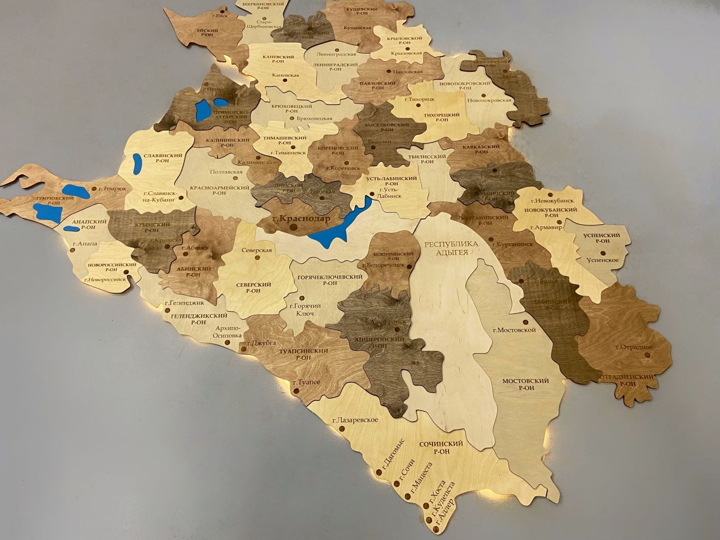 Карта Краснодарского края многоуровневая деревянная, без/на подложке из орг.стекла