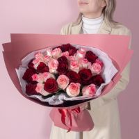 35 красно-розовых кенийских роз