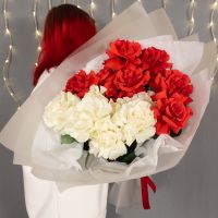 Букет из 15 красно-белых французских роз