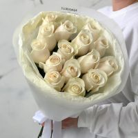 15 белых роз в матовой упаковке