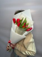 11 красных тюльпанов в упаковке