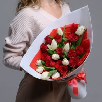 Букет из белых тюльпанов и красных роз