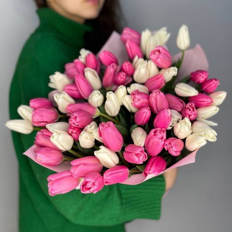 51 бело-розовый тюльпан в красивой упаковке